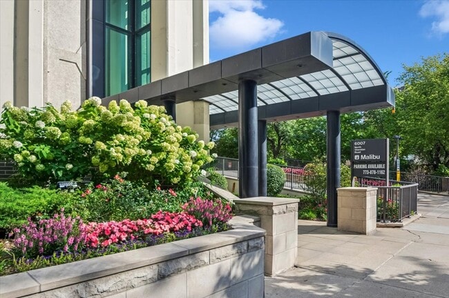 Building Photo - 6007 N Sheridan Rd