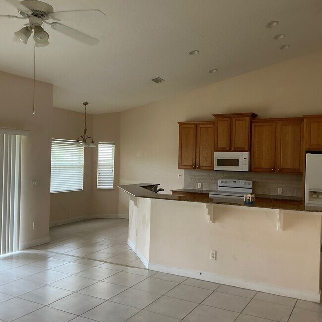 Building Photo - 2173 SW Idaho Ln