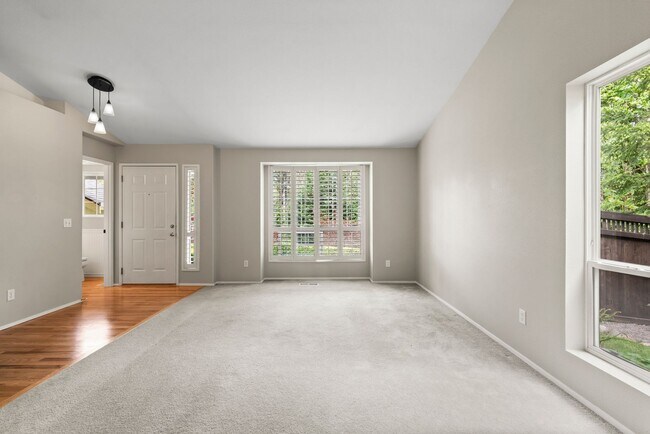 Building Photo - Beautiful 3 bed & 2.5 bath home in Maple V...