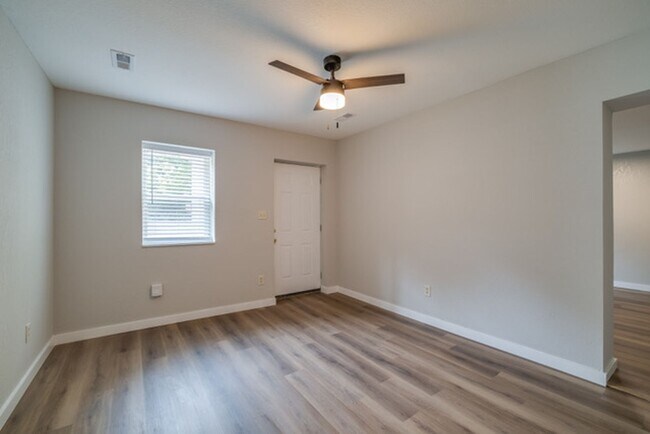 Building Photo - Maryville 37803 - ONE LEVEL BEAUTIFULLY RE...