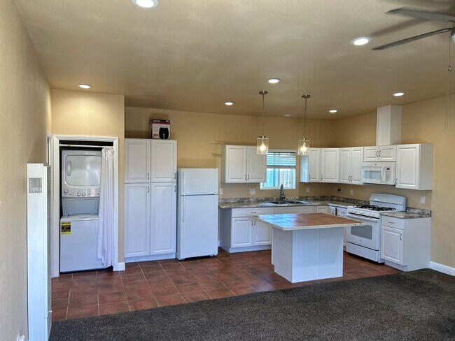 Full Kitchen & Island - 146 S Alpine St