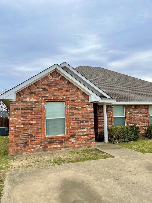 111 S 1st St, Sanger, TX 76266 Townhome Rentals in Sanger TX