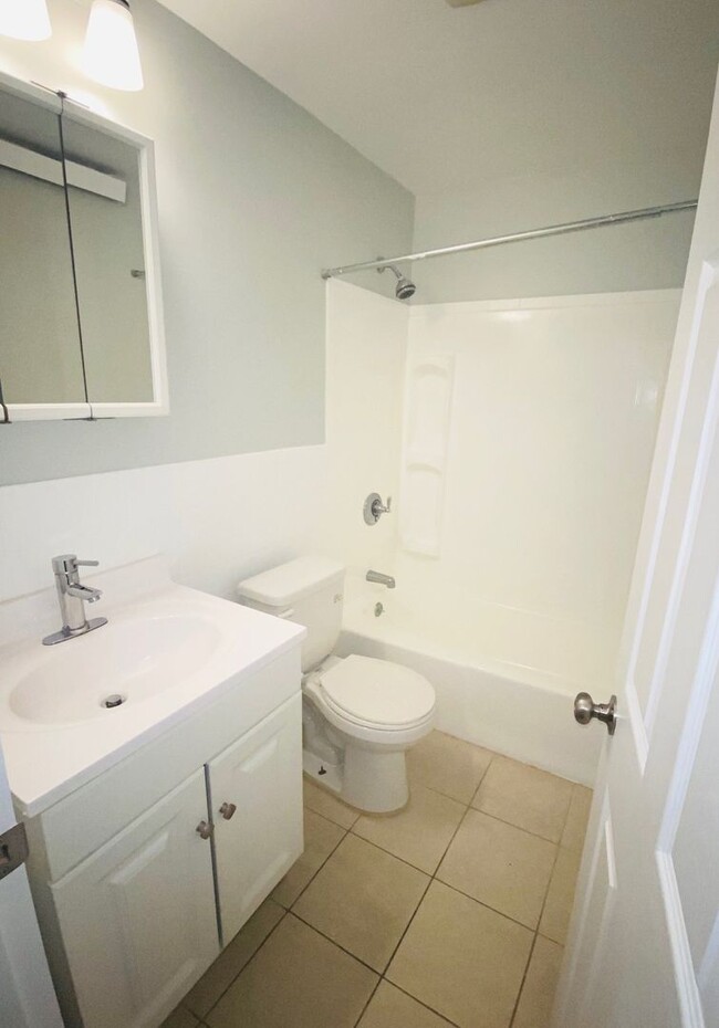 Interior Photo - 298-300 Meridian