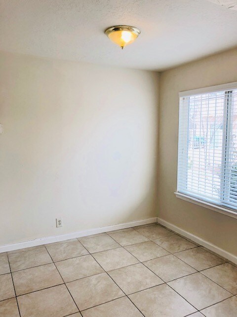 Building Photo - 3617 Wellesley Dr NE