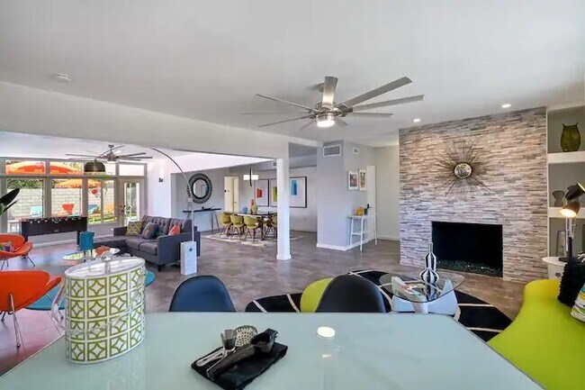 Building Photo - Luxurious 3-Bed, 3-Bath Oasis in Deepwell ...