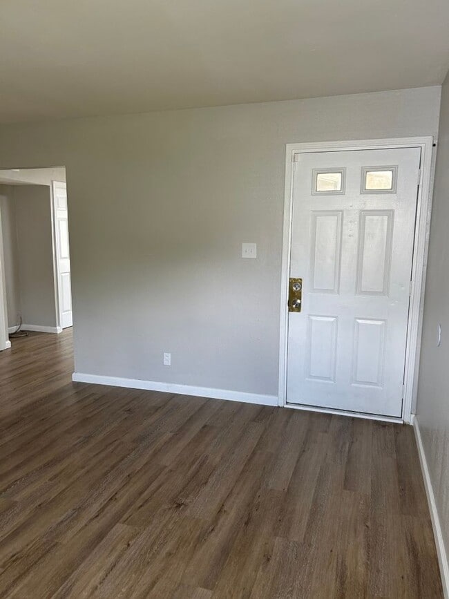 Building Photo - Updated 3 Bedroom Ranch with attached gara...
