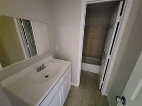 Building Photo - 3206 Lobit Dr