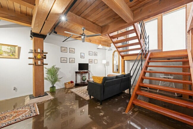 Building Photo - 10303-10107 107 St NW