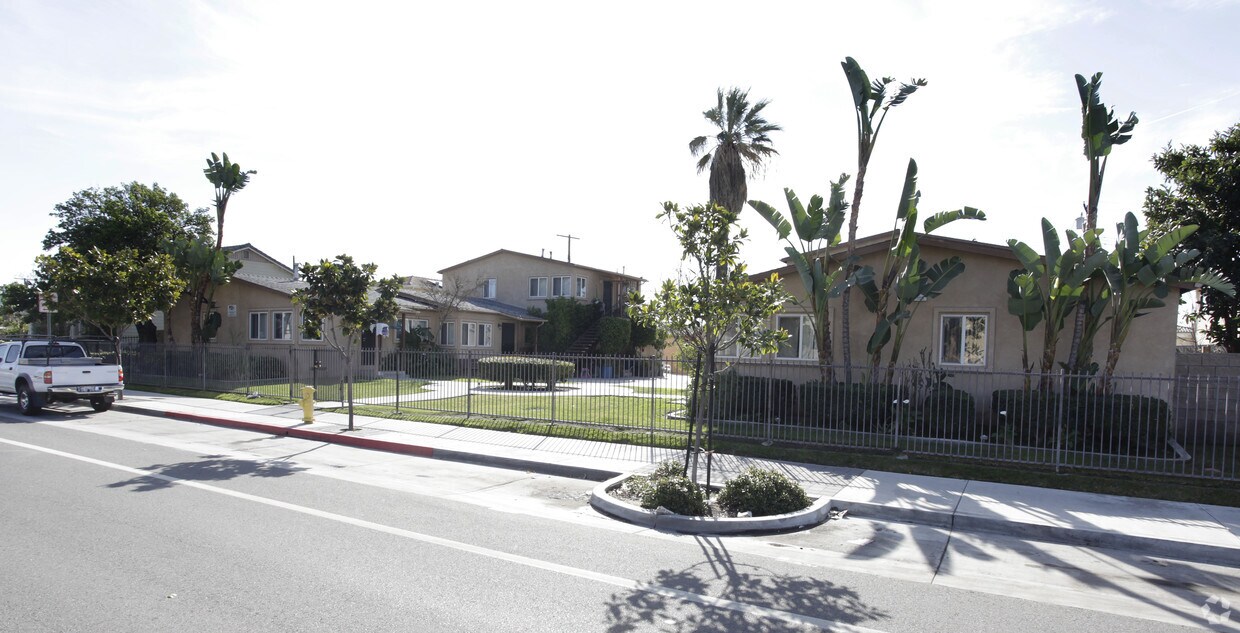 Foto principal - 436-442 W Valencia Dr