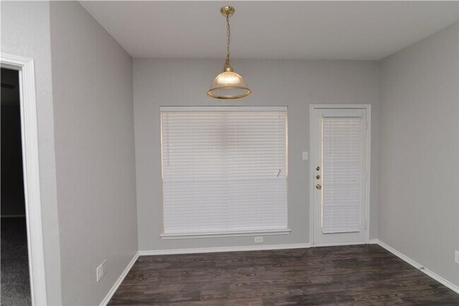 Building Photo - 4 bedroom home in Cedar Hill