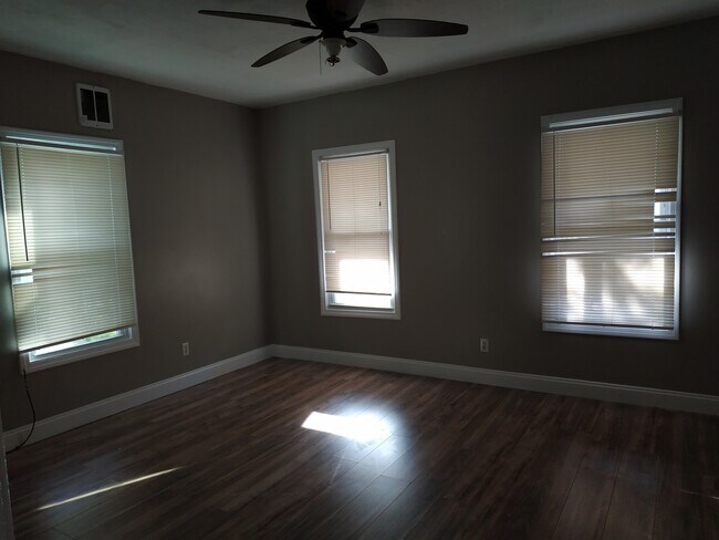Bedroom 1 - 53 Hollywood St