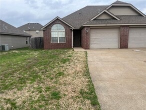 Building Photo - 903 W Post Rd