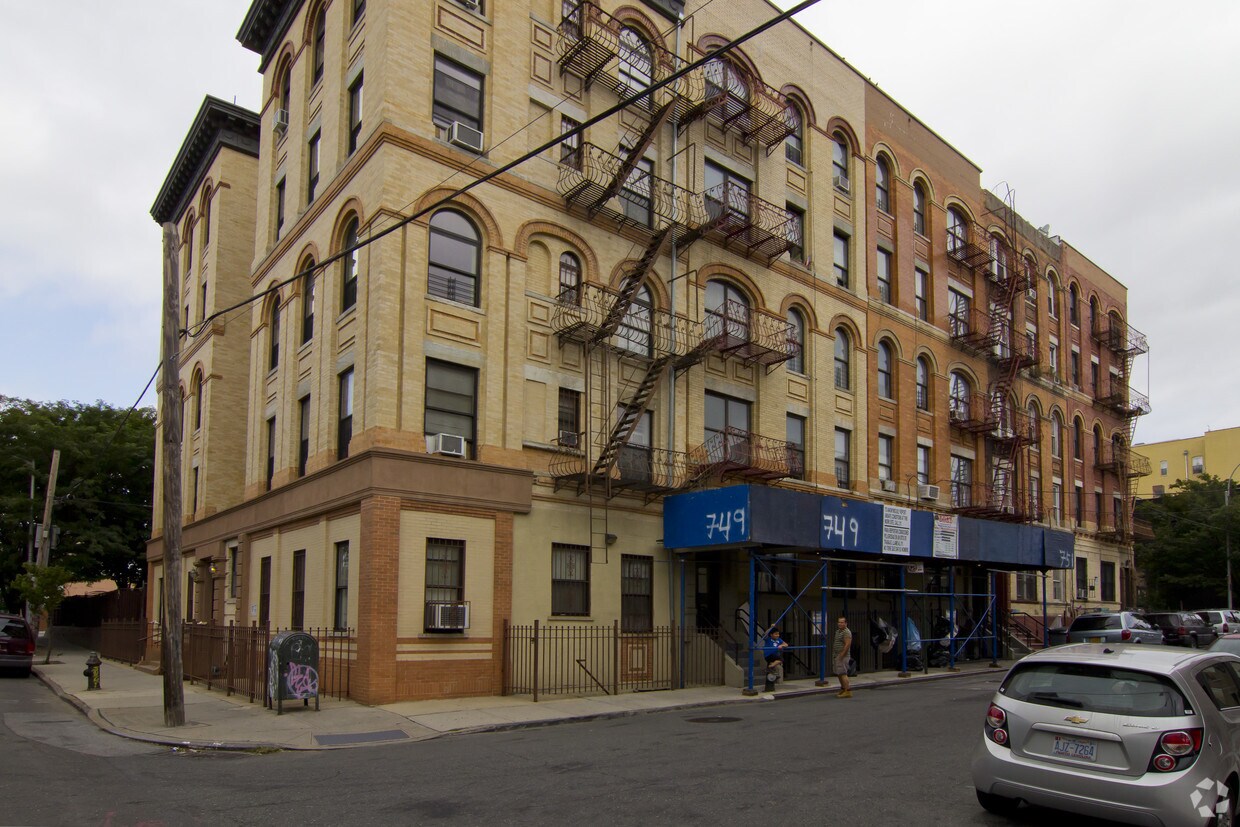 Building Photo - 749 Jackson Ave