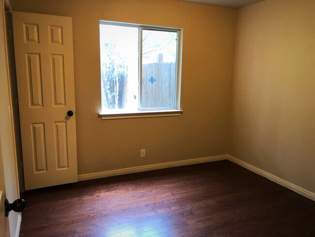 Building Photo - Great 3/2 in Round Rock with no back Neigh...