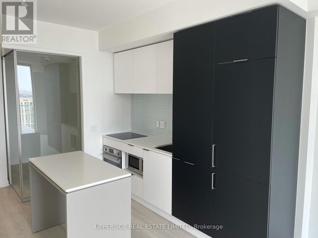 Building Photo - 33 Helendale Ave