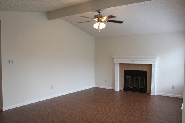 Building Photo - GREAT 3/2 HOME IN THE HEART OF NE AUSTIN!