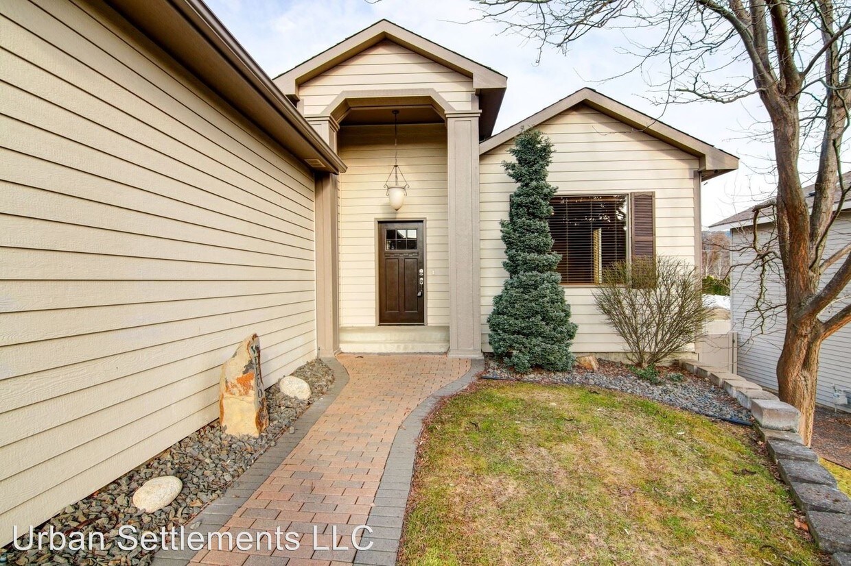 Primary Photo - 5 br, 3 bath House - 119 S. Mitchell Ct