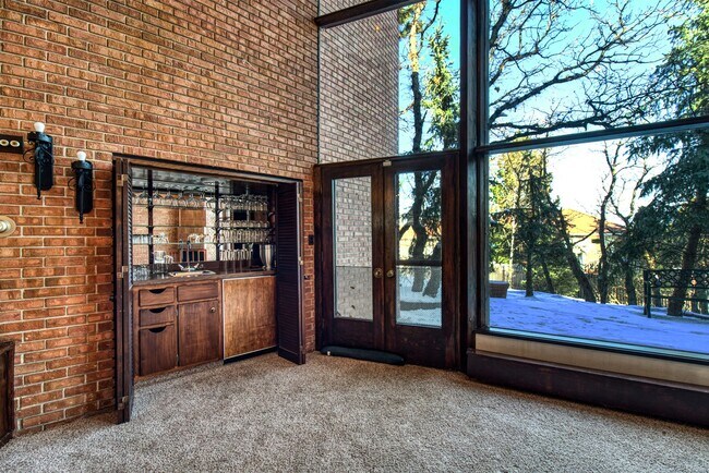 Foto del edificio - HUGE 4 BD Broadmoor Heights Home on LARGE ...