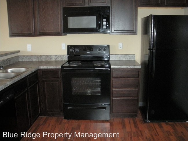 Building Photo - 406 Roller St