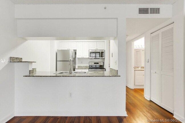 Building Photo - 1756 Bayshore Dr