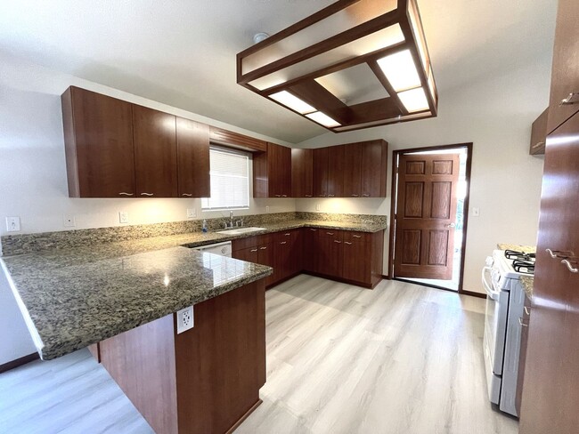 Foto del edificio - Charming Corner Home Located in North Cal ...