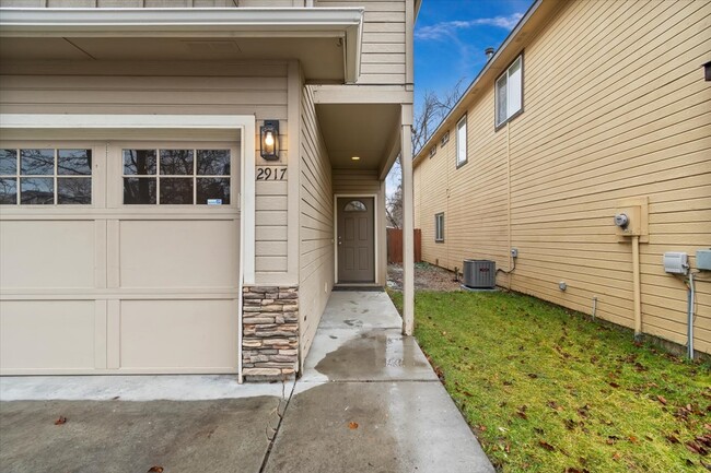 covered front entry - 2917 W Lemhi St