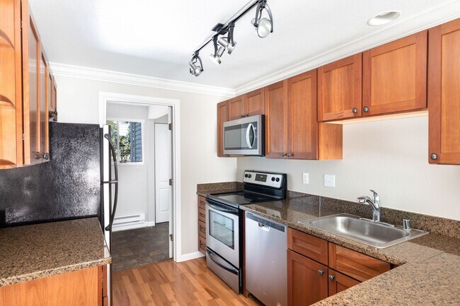 Foto del edificio - Upgraded Top Level 2 Bedroom Condo
