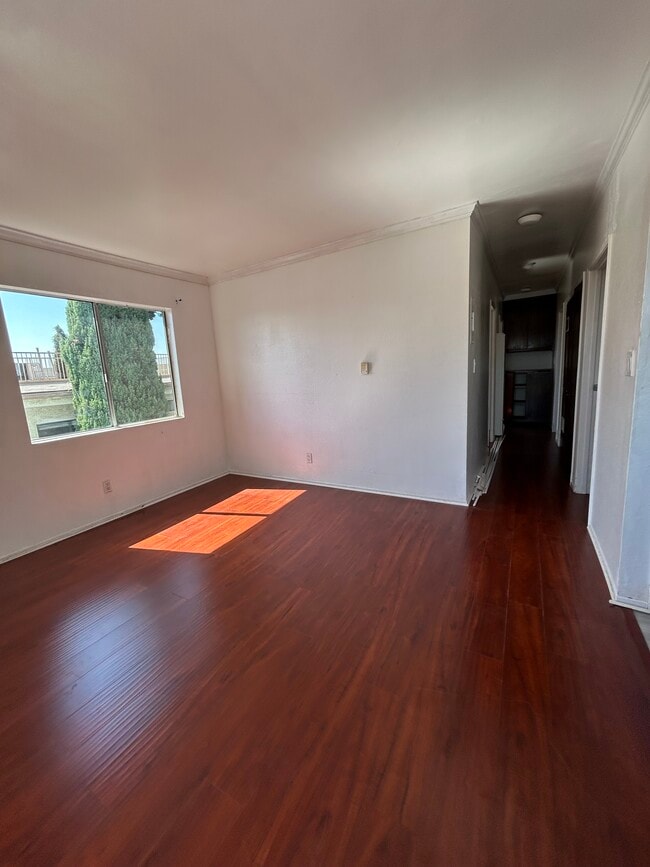 Entrance to living room - 1156 N Chicago St