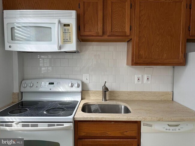 Foto del edificio - 1816 Queens Ln