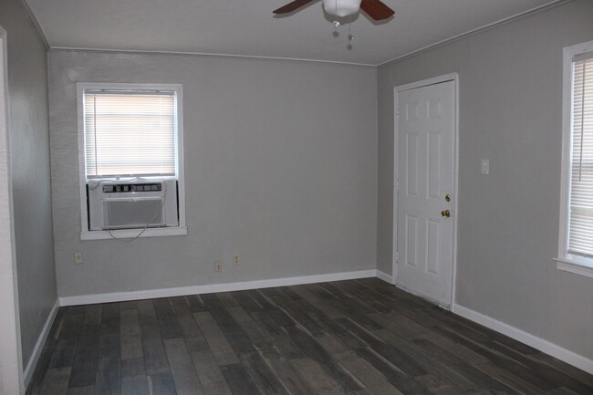 Building Photo - 2 bed, remodeled!