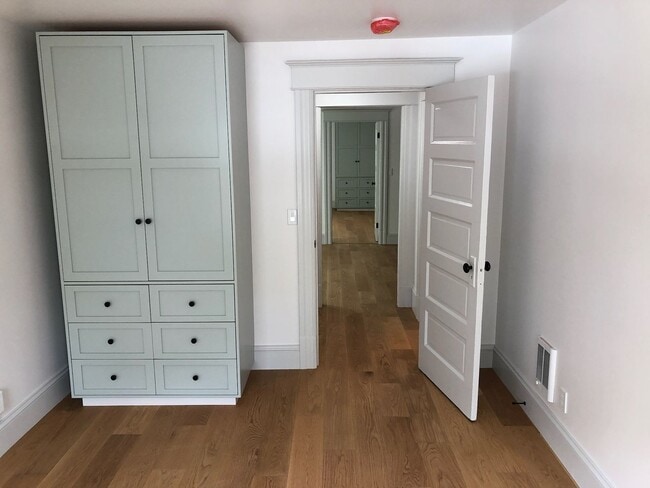 Building Photo - Gorgeous Remodel**2 Beds/2 Baths**Hardwood...