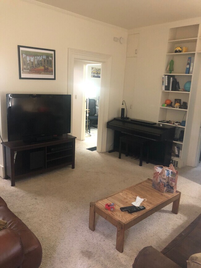 Living Room - 316 N State St