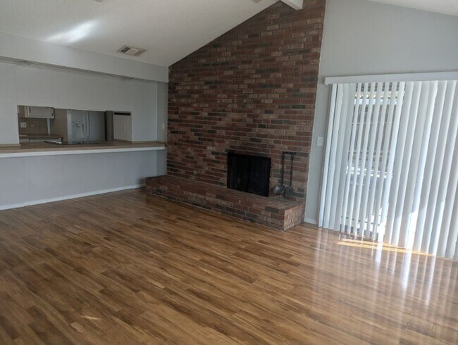 Foto del edificio - Beautiful 4 Bedroom House in NW Bakersfield with Pool!