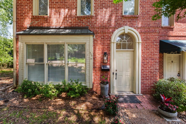 Photo - 806 Oakwood St Townhome