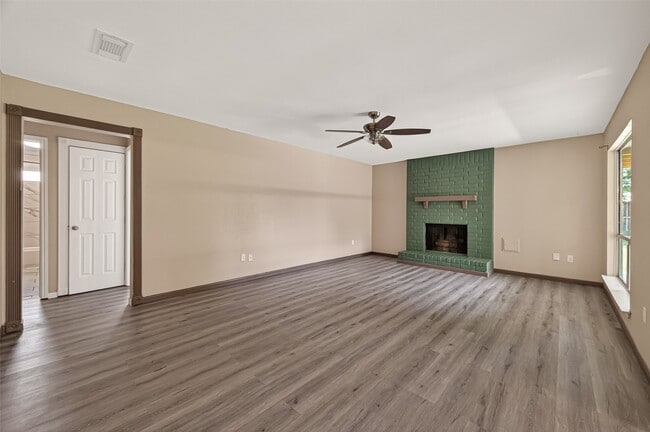Foto del edificio - 24006 Lone Elm Dr