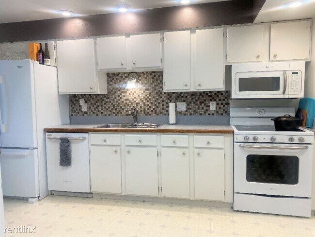 Foto del edificio - 4 br, 2 bath House - 9235 Newton St