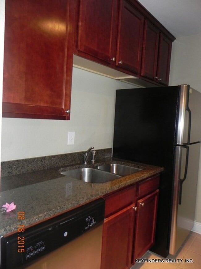 Building Photo - 2 Bedroom Condo  Near LSU in a Gated Commu...
