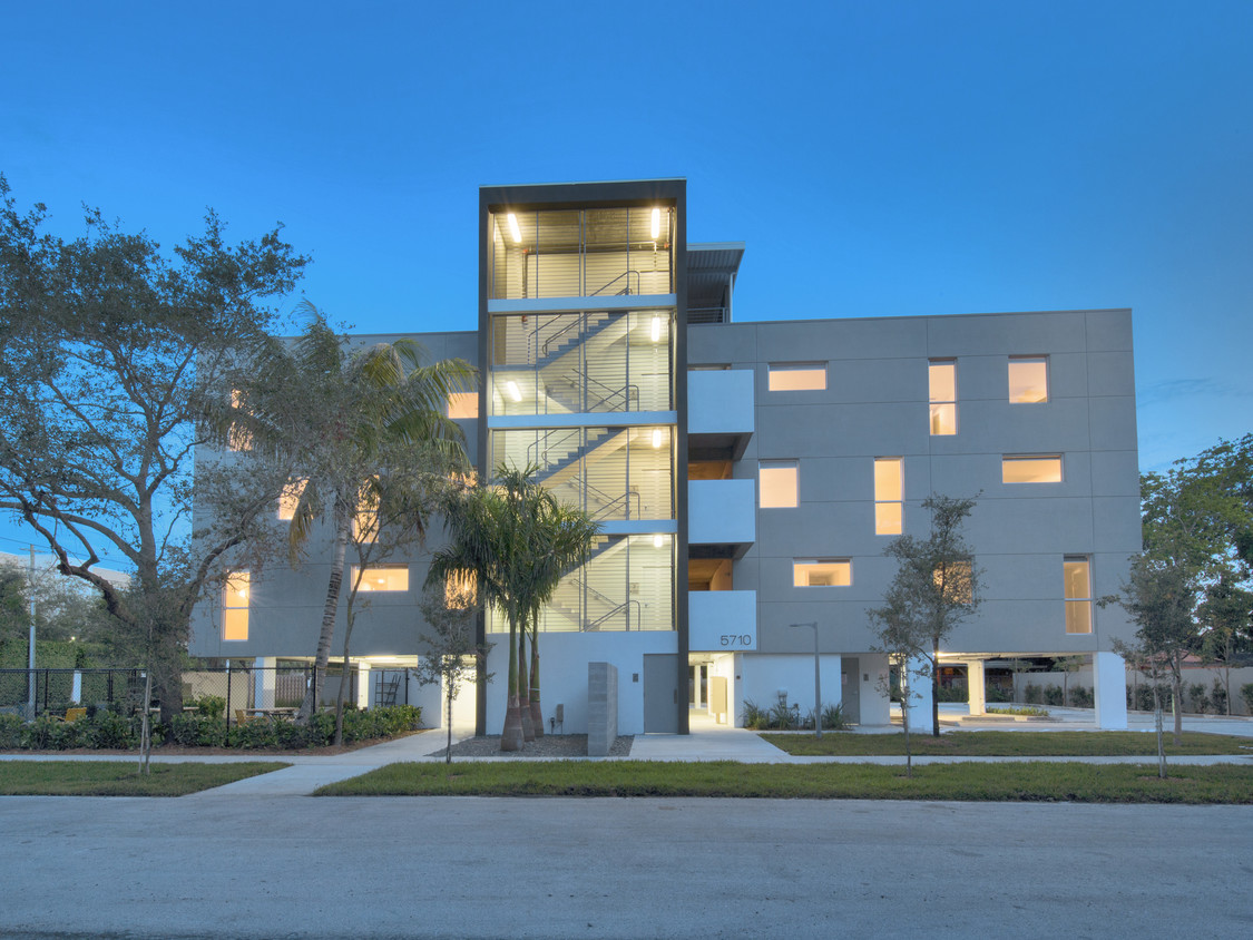 Foto principal - 5710 SW 62nd St