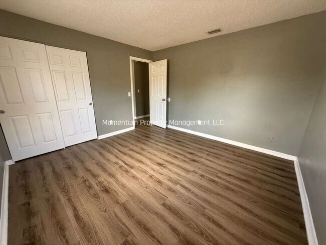 Building Photo - Cute & Quaint 2 Bedroom in Tampa!! READY NOW!!