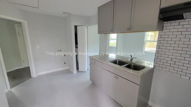 Building Photo - 5230 Amazon Ave