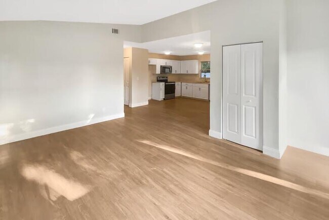 Foto del edificio - 1738 Taylor Lake Pl