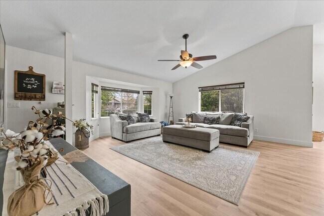 Foto del edificio - .42 Acres - UPGRADED FLOORING - FIRE PIT -...