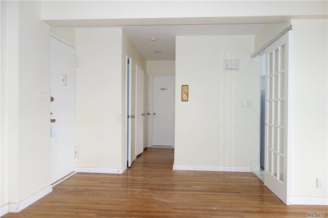 Foto del edificio - 143-40 Roosevelt Ave