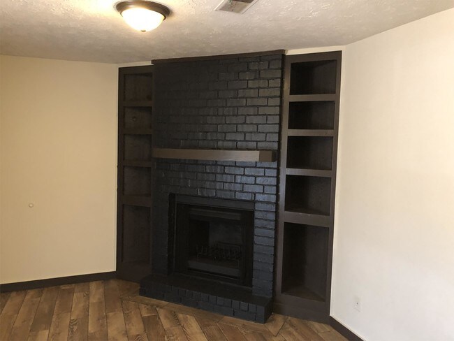 Building Photo - 1033 Alpine Ct