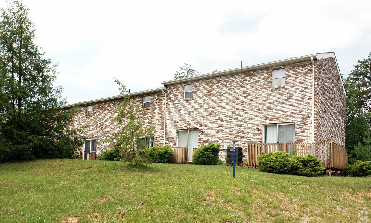 Building Photo - Patriot Lanes (FKA Kelly Manor)
