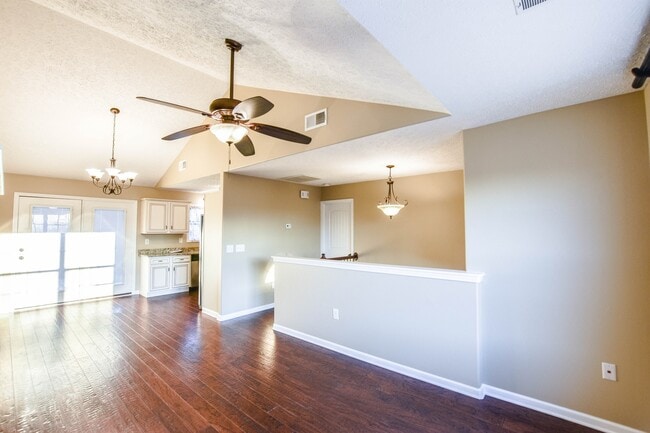 Building Photo - Dog Friendly Three Bedroom!