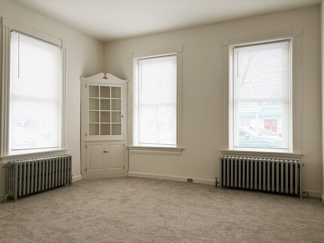 Building Photo - 19 W Main St