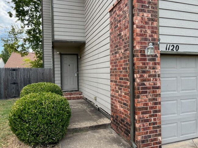 Foto del edificio - 1120 W Florence Ct