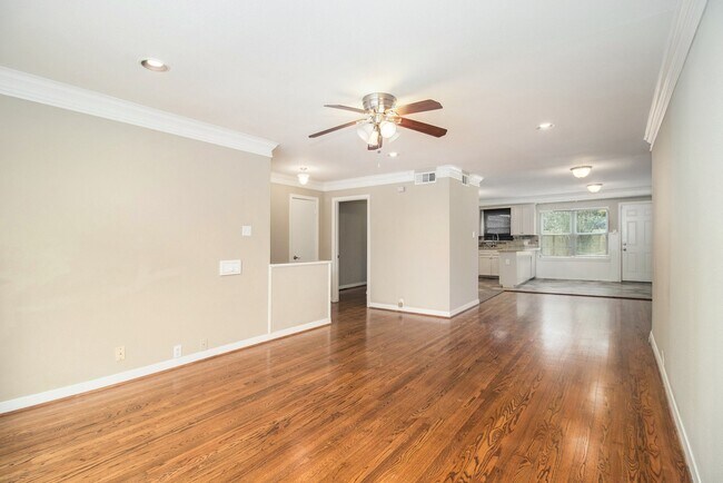 Foto del edificio - 8418 Lorrie Dr