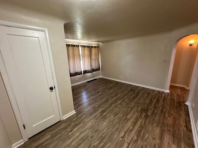 Foto del edificio - Recently updated 2-bedroom, 1-bath unit in a well-maintained Englewood fourplex w/ a shared yard!...